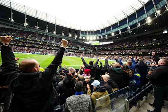 En fodboldstadion fyldt med publikum der jubler. (AI-genereret tekst)