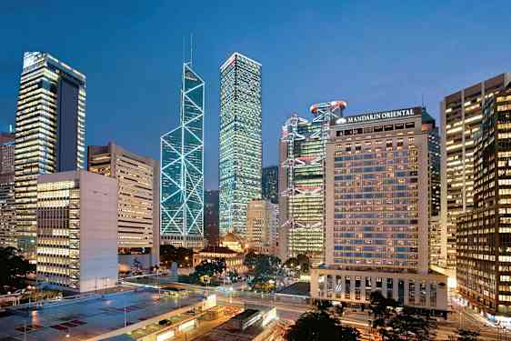 Byudsigt med høje bygninger oplyst i aftenlys. (AI-genereret tekst)