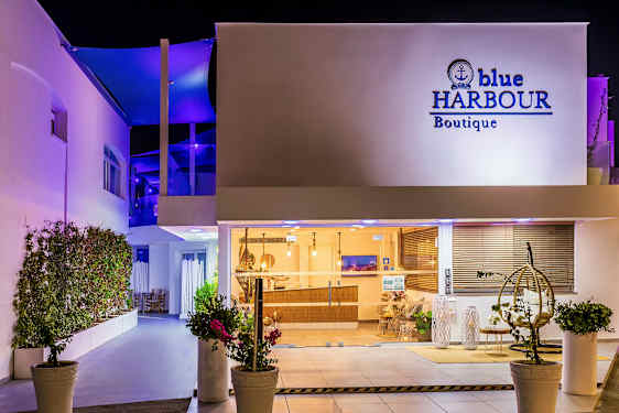 Hotelindgang om natten med vinduer og indretning synligt. (AI-genereret tekst)