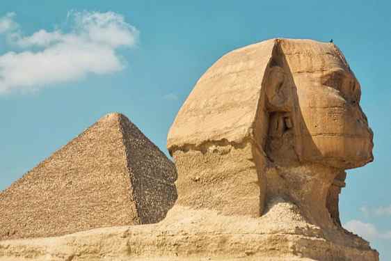 Billede af den store sfinks og en pyramide i Giza, Egypten. (AI-genereret tekst)