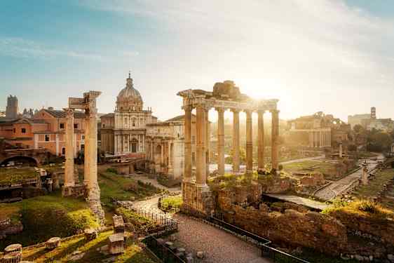 Udsigt over Forum Romanum i Rom med ruiner og antikke søjler i forgrunden. (AI-genereret tekst)