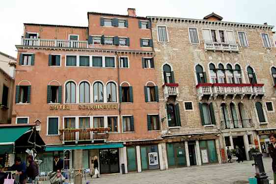 Et hotel med navnet 'Hotel Scandinavia' og andre bygninger i klassisk arkitektur. (AI-genereret tekst)