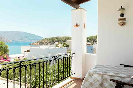 En altan med udsigt over havet og det omkringliggende landskab. (AI-genereret tekst)