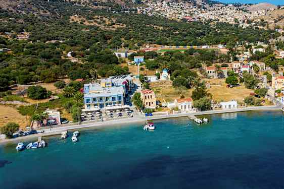 Havnemiljø ved en lille kystby i Middelhavet med små både ved kajen. (AI-genereret tekst)