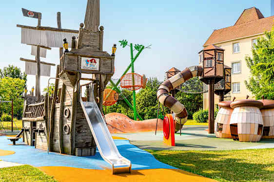 Legeplads med skib og rutchebaner. (AI-genereret tekst)