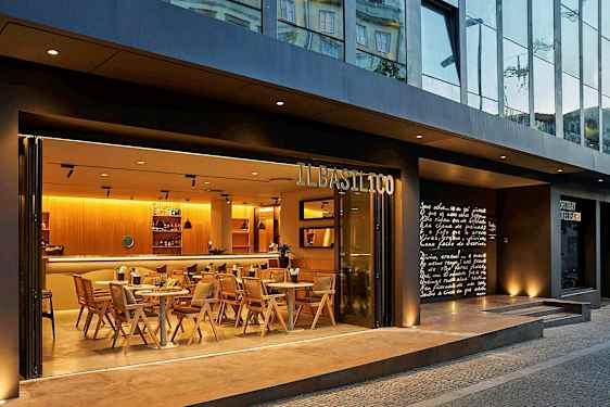 En restaurant med navnet Il Basilico, med moderne arkitektur og indretning. (AI-genereret tekst)