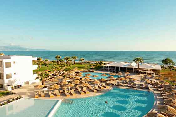 Poolområde med liggestole og parasoller, med udsigt over havet. (AI-genereret tekst)