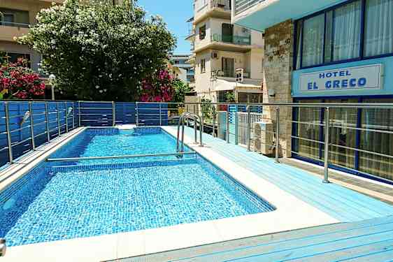 Poolområde ved hotel El Greco. (AI-genereret tekst)