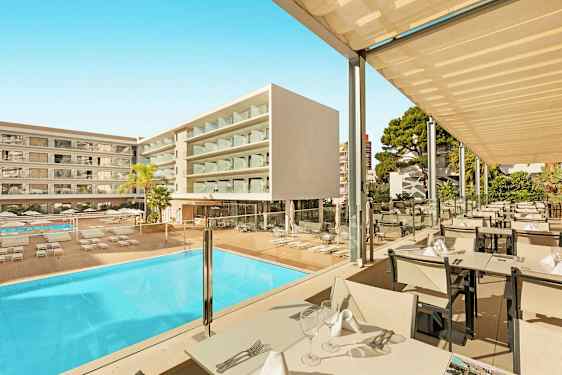 Hotelområde med pool og udendørs servering. (AI-genereret tekst)