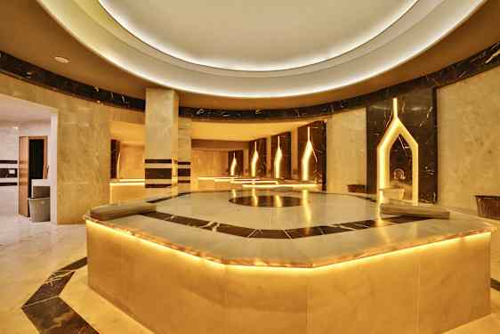 Et elegant spa med marmordetaljer og blød belysning. (AI-genereret tekst)