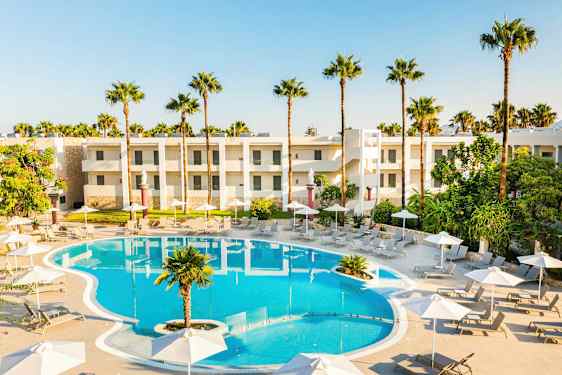 Poolområde med solsenge, parasoller og hotelbygninger i baggrunden. (AI-genereret tekst)