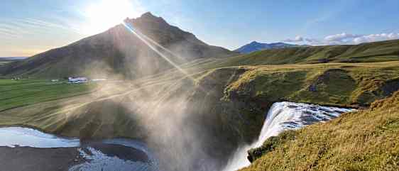 Vandfald og smuk natur på Island