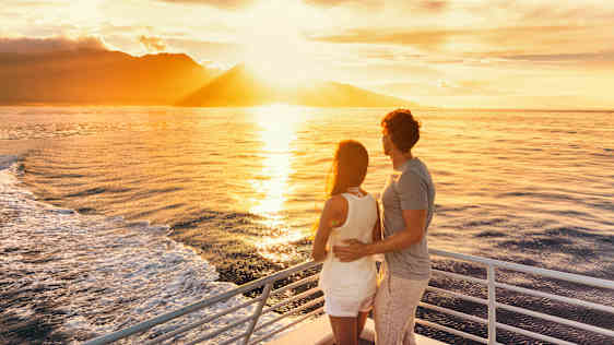 Ett par står i fören på ett fartyg