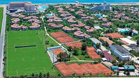 Tennisbaner på Cornelia Diamond Golf Resort & Spa