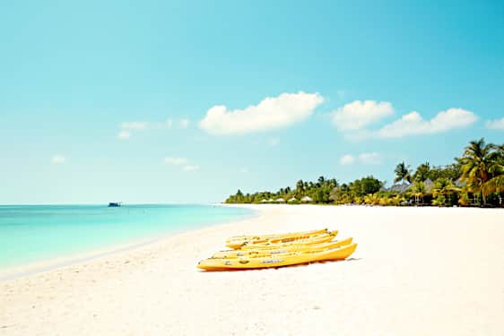 Kajakker på stranden ved Kuredu Island Resort & Spa