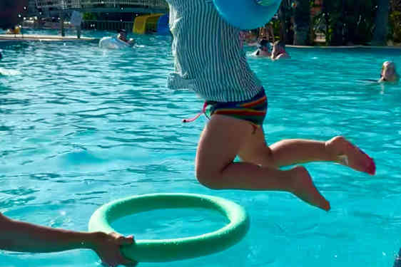 Barn hopper i en pool