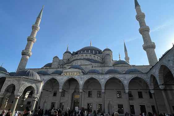 Den ikoniske blå moske – Sultanahmet Camii, der bl.a. er kendt for side 6 minerater