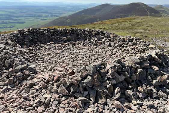 Sten i spektakulær opstilling med bjerge i baggrunden