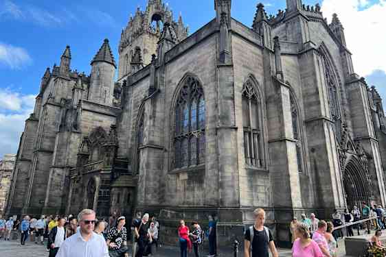 Smuk kirke med mange mennesker foran