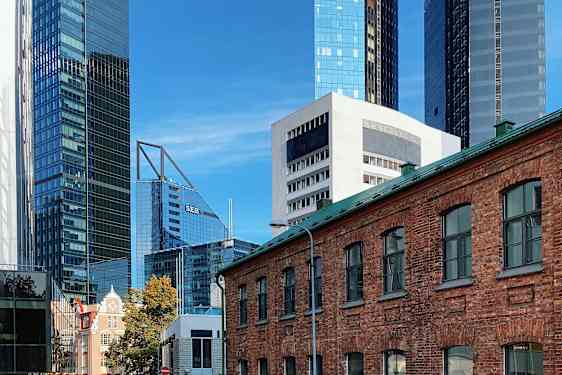 I Tallinn glitrer skyskrabere i kombination med middelalderbygninger