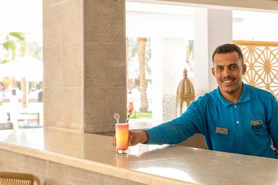 Bartender på hteol serverer en drink