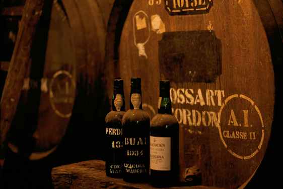 Vin ved siden af en tønde