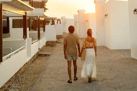 Par går i solnedgangen på Rhodos
