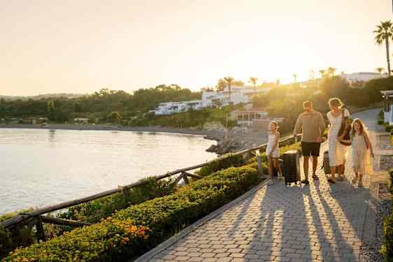 Familieferie på Rhodos - familie ankommer til hotel
