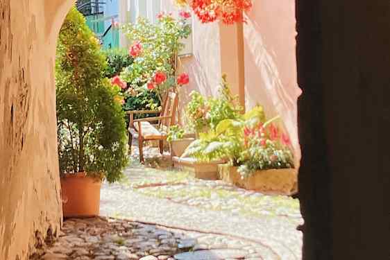 Fin passage på de brostensbelagte gader i Tallinn