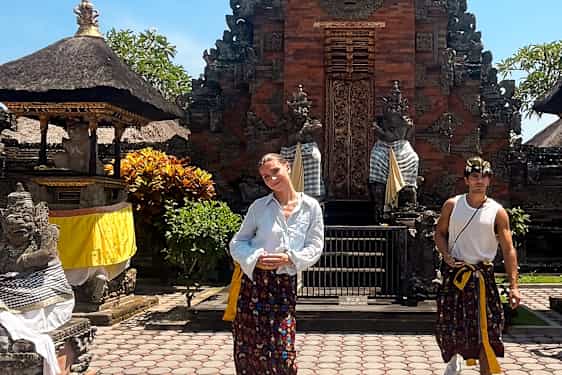 Ung kvinde foran tempel