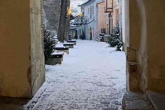 Hyggelige snedækkede gyder i den gamle byde