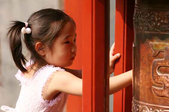 Lille pige besøger Lamatemplet