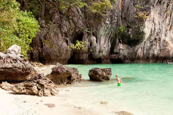 Dreng på stranden i krabi
