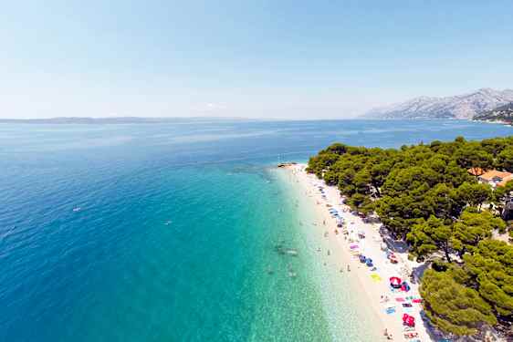 Stranden i Brela er perfekt til en badeferie