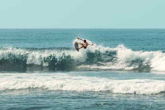 surfer rider på bølge