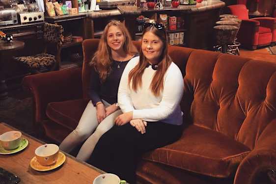 Mina og veninde i sofaen på Central Perk fra TV-serien Venner