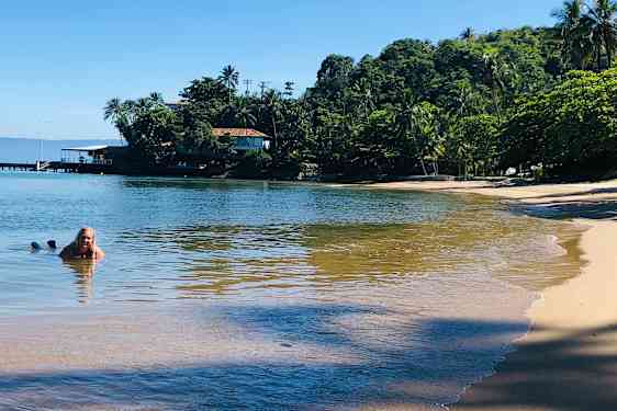 Jessica bader på Ilhabela
