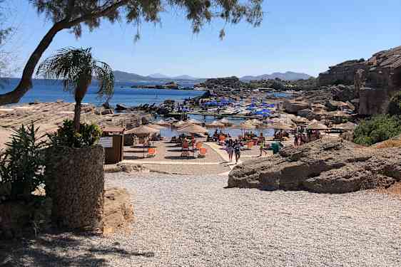 Strand med parasoller