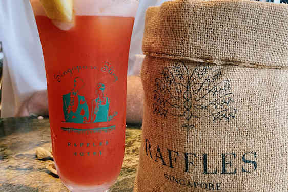Den ikoniske drink Singapore Sling på Long Bar (Raffles Hotel)