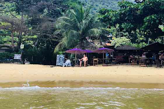 Afslapning i en liggestol på stranden