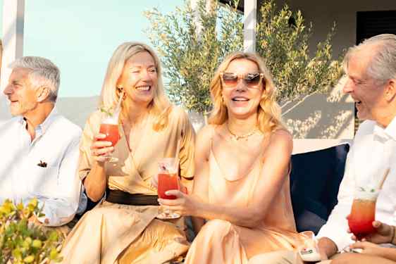 Gruppe af kvinder går på gaden