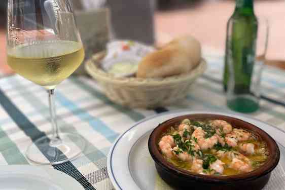 En tallerken med brand varme og friske gambas.