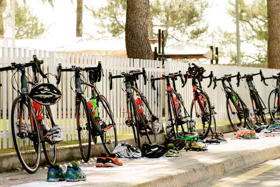 Parkerede cykler langs et stakit