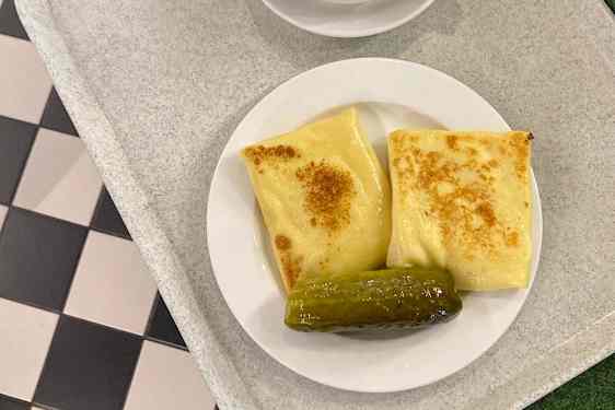 En klassisk, enkel frokost. Suppe med pandekager og syltet agurk. Mums!