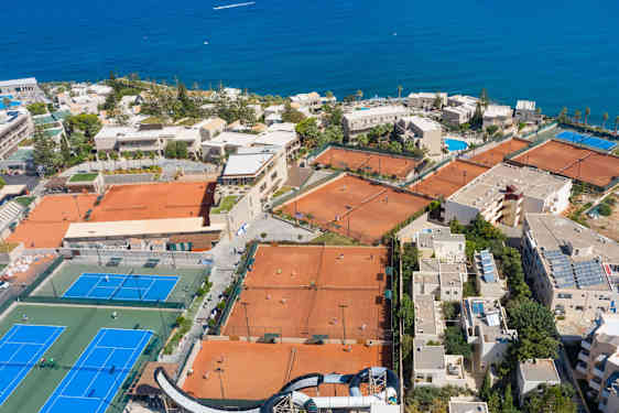 Tjejer spelar tennis. Bild från Casa Leon.