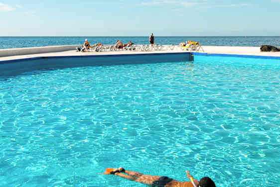 Barn i pool