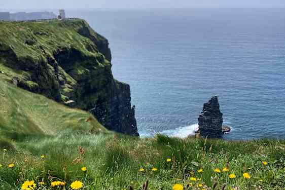 Cliffs of Moher – grønne klipper ved et blåt hav.