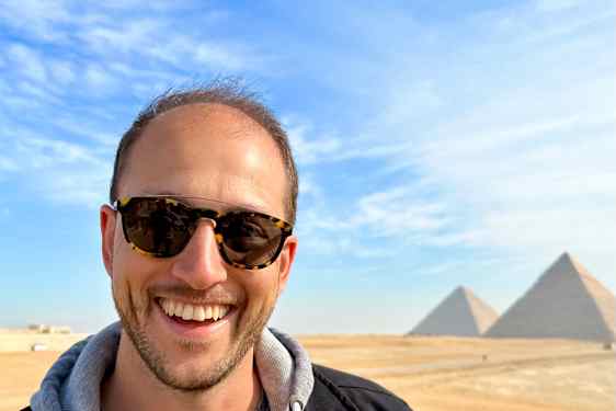 Zakaria foran pyramiderne i Egypten