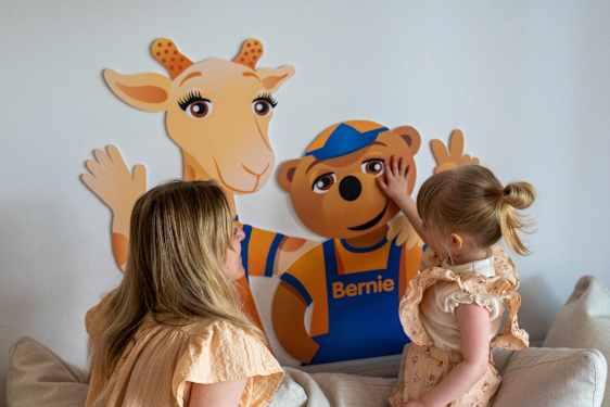 Mor og datter hilser på Lollo & Bernie