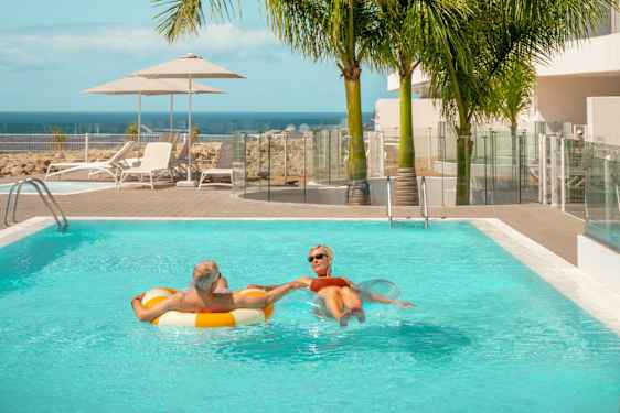 Par ligger i baderinge i pool